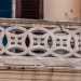 ...contraddistinti da parapetti con decori geometrici e vegetali...